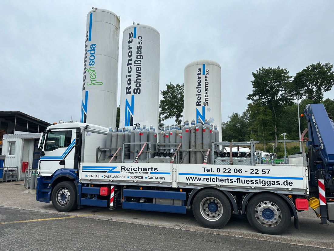 Gasflaschen LKW zur Belieferung von Gewerbe und Industrie