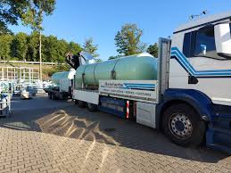 Kran beladen mit Gastanks zur Auslieferung