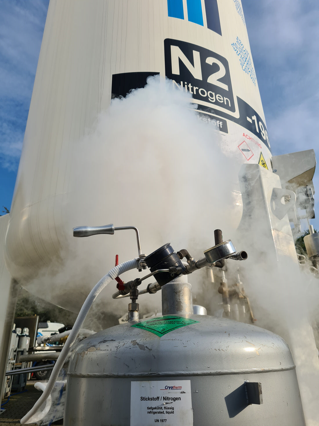 Hier wird Stickstoff in einen Mobilen tank befüllt 